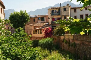 Un edificio tradizionale con un muro in pietra e un balcone con panni stesi.