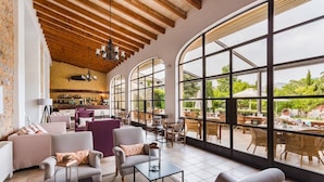 Un espace intérieur vaste et lumineux, avec de grandes fenêtres, un bar et des sièges confortables.
