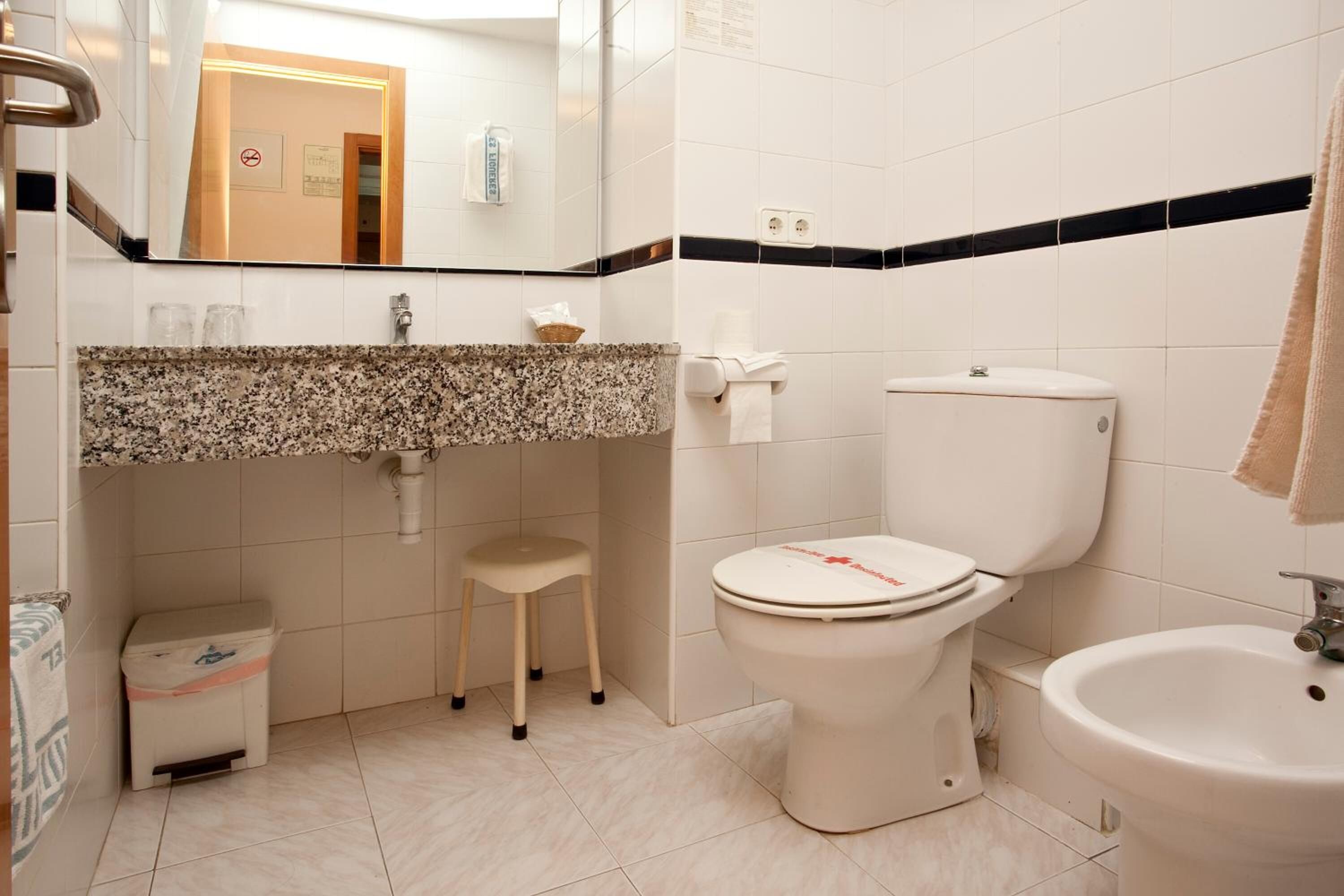 triple room | bathroom | combined shower/bathtub, free toiletries, hair dryer, towels