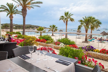 Se sirven almuerzos y cenas, cocina mediterránea. Hotel Ses Figueres