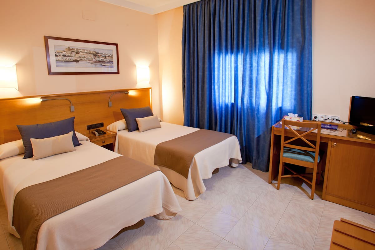 1 bedroom, individually decorated, desk, iron/ironing board