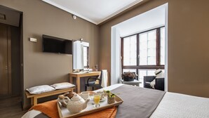 A hotel room with a bed, a desk, a chair, a television, and a window. - La Casa del Patrón (Zuia)