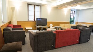 A room with sofas, a TV, and a small table. - La Casa del Patrón (Zuia)