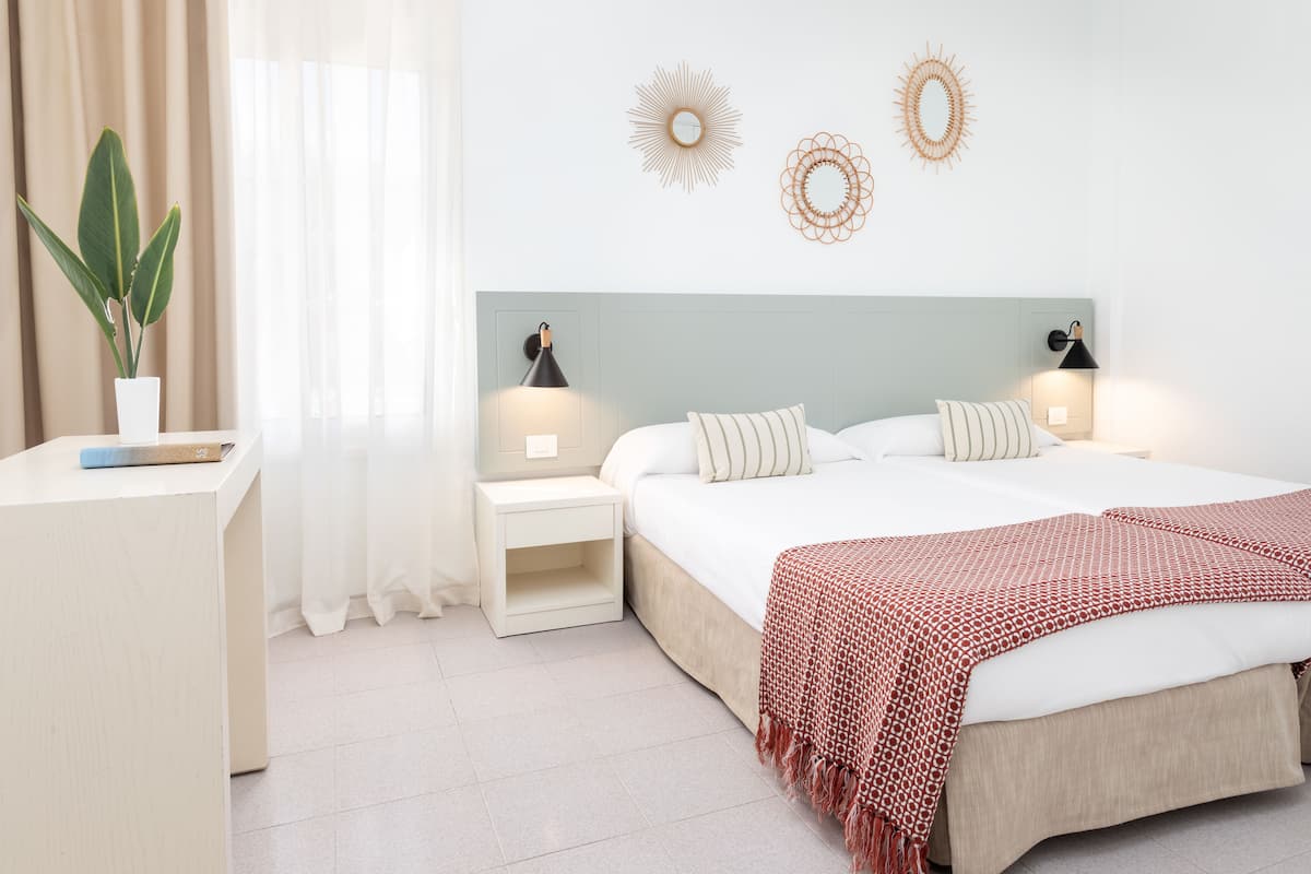 2 habitaciones, cortinas blackout y tabla de planchar con plancha