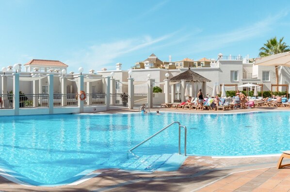 2 buitenzwembaden, parasols bij het zwembad en ligstoelen