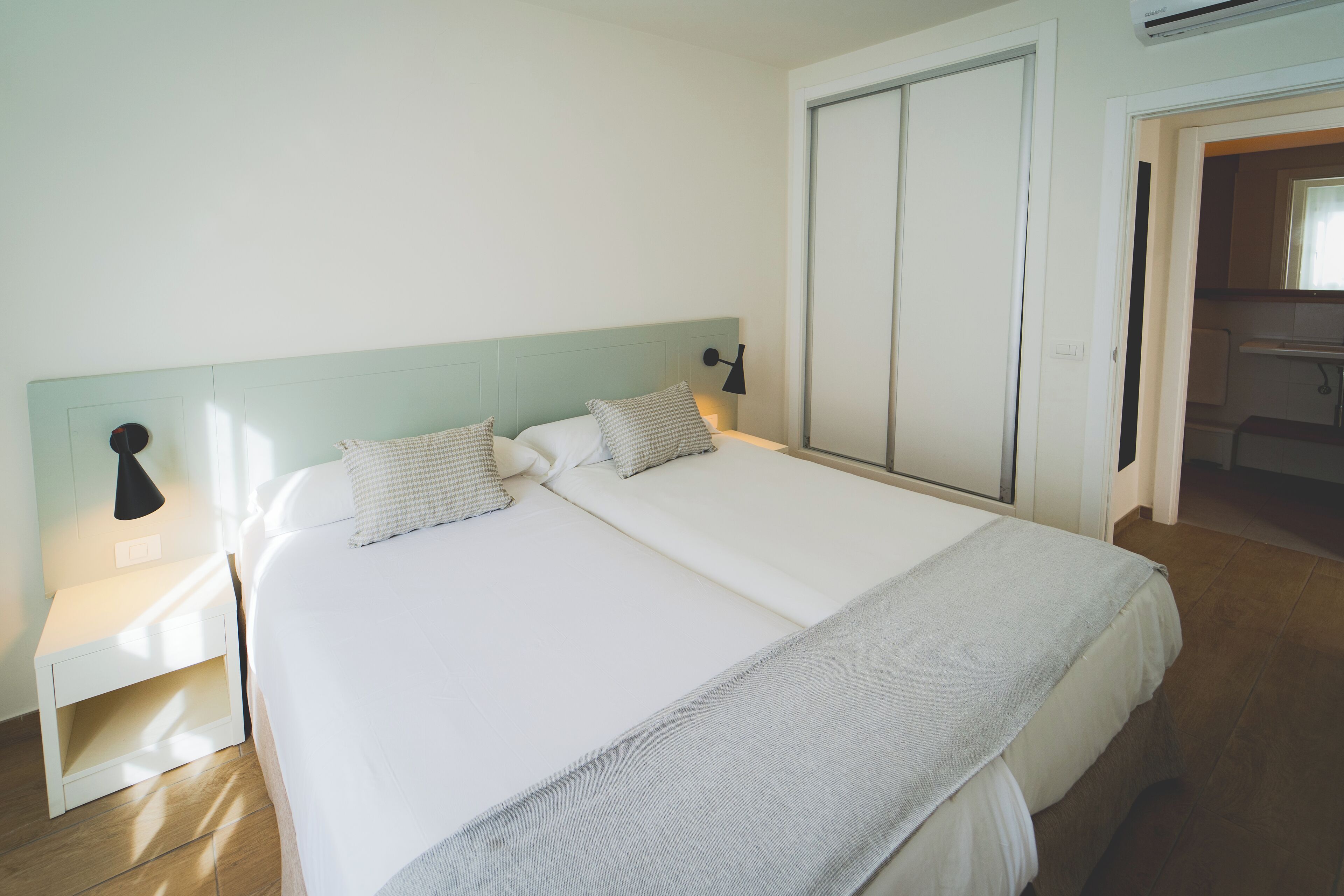 Cortinas blackout, tabla de planchar con plancha y wifi gratis 