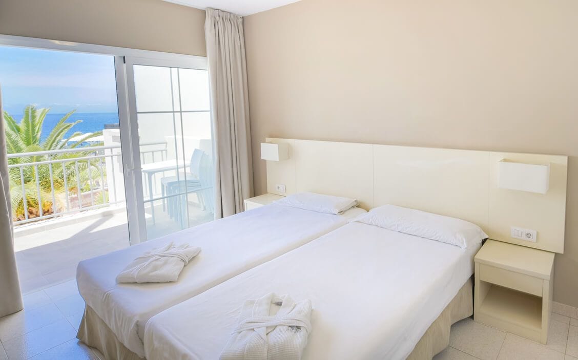 Cortinas blackout, tabla de planchar con plancha y wifi gratis 