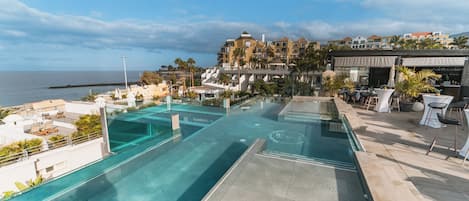 2 piscines extérieures, parasols de plage, chaises longues