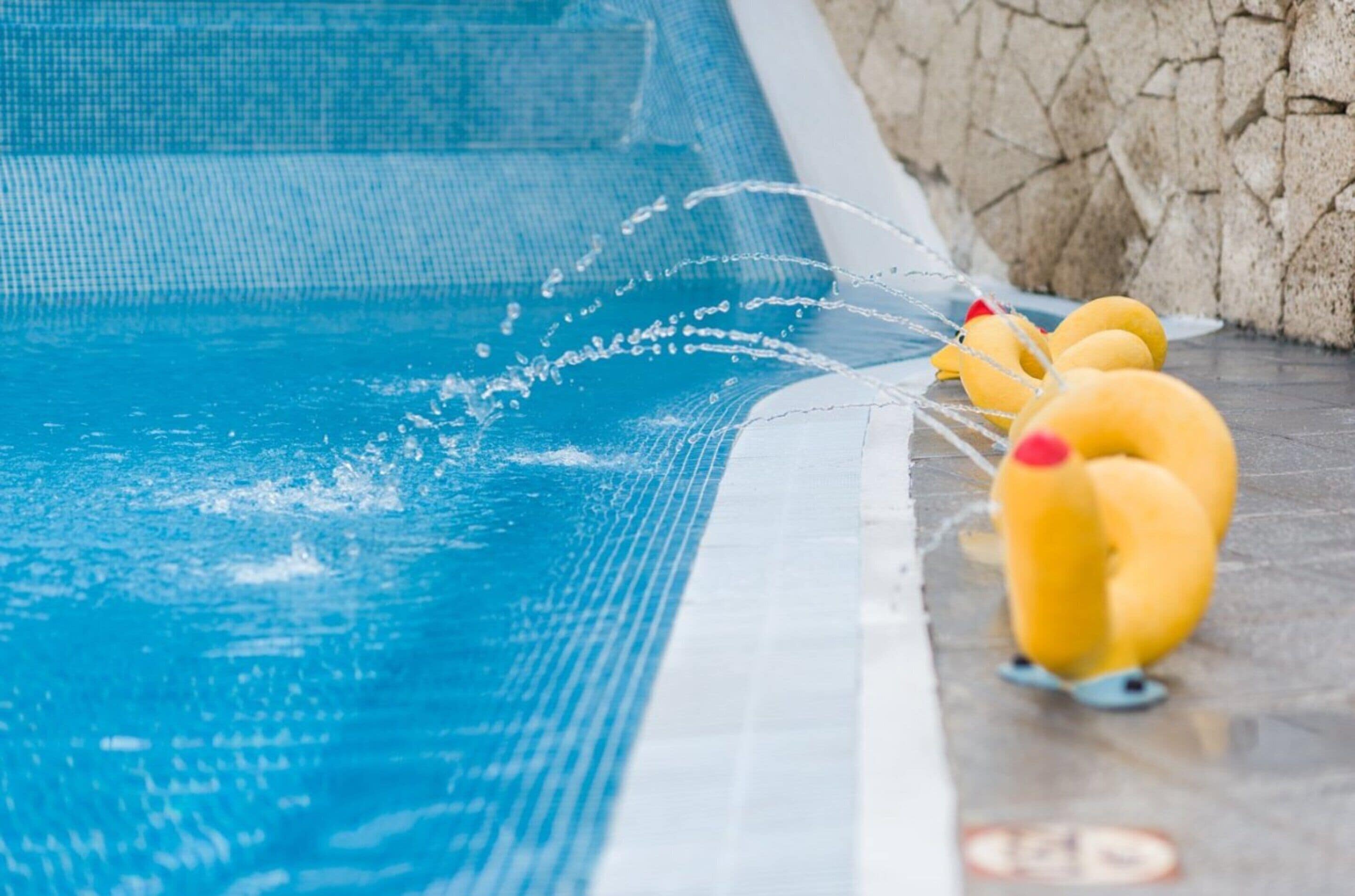 Una piscina con chorros de agua.