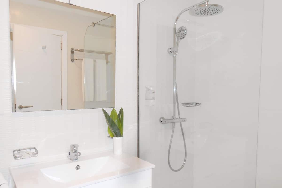 Apartment, 2 Schlafzimmer, eigener Pool (Gold) | Badezimmer | Kostenlose Toilettenartikel, Haartrockner, Handtücher, Seife