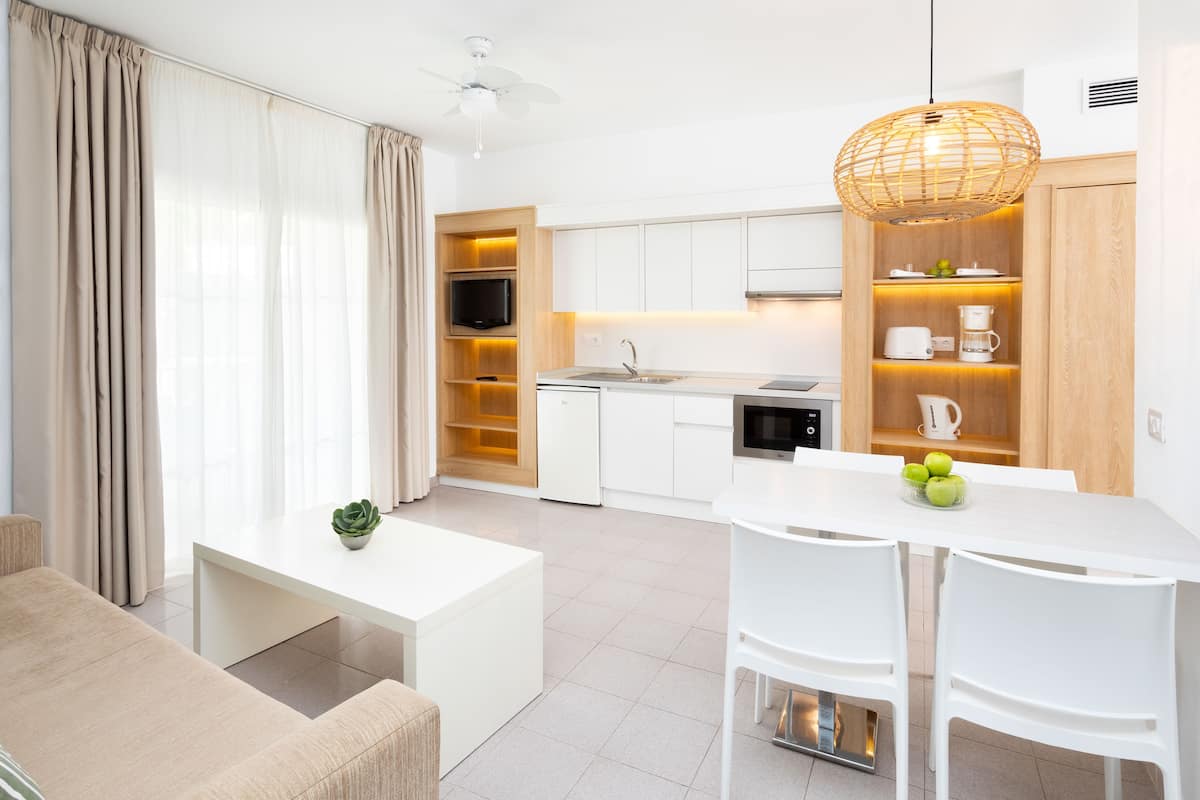 Kühlschrank, Mikrowelle, Herdplatte, Wasserkocher mit Kaffee-/Teezubehör