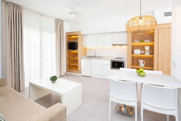 Fridge, microwave, stovetop, coffee/tea maker - Los Olivos Beach Resort (Adeje)