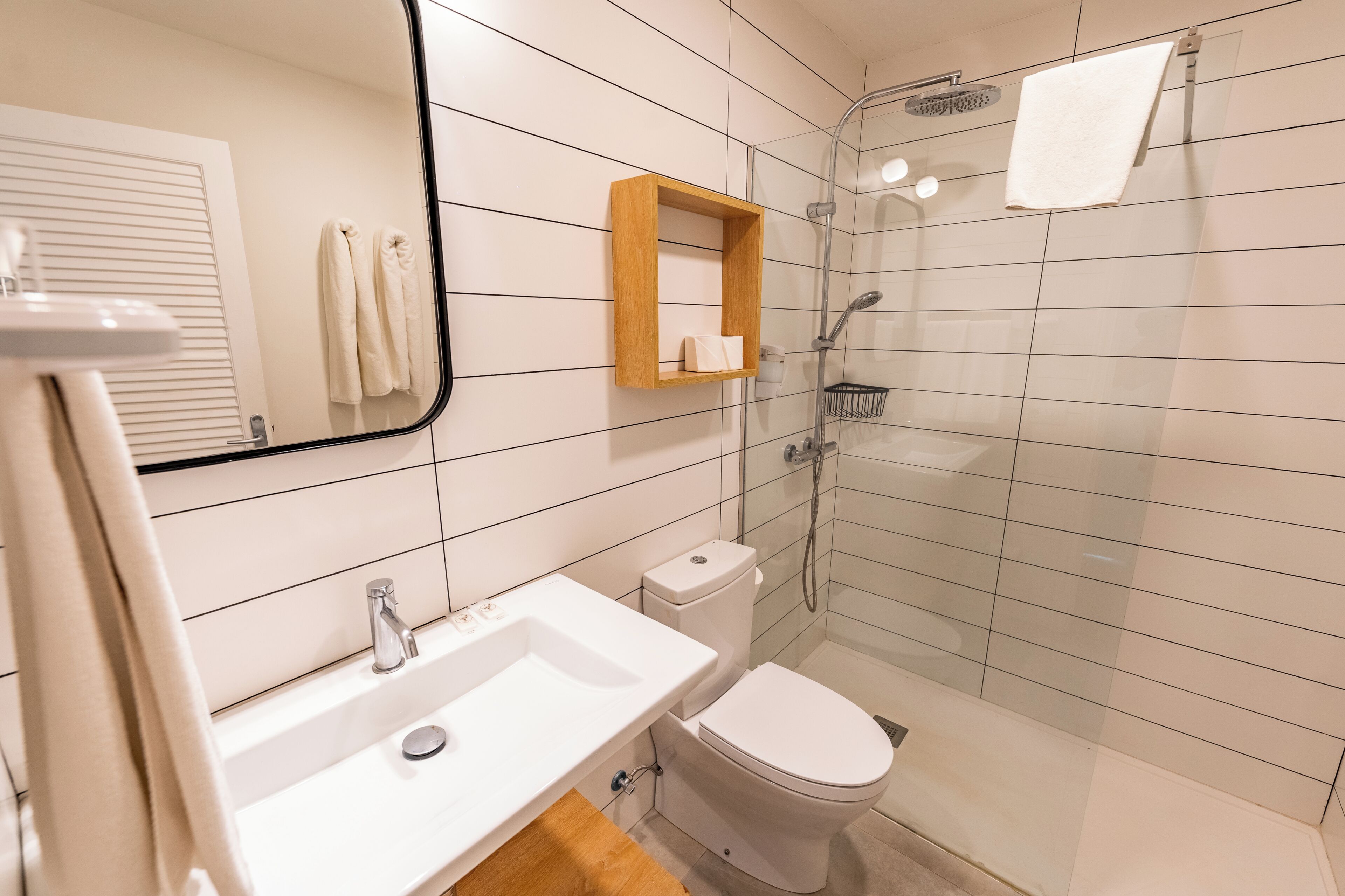 Un baño con lavabo, inodoro y ducha.