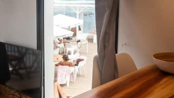 Apartament prèmium, 1 dormitori, vistes al mar | Sala d'estar | Televisor de pantalla plana