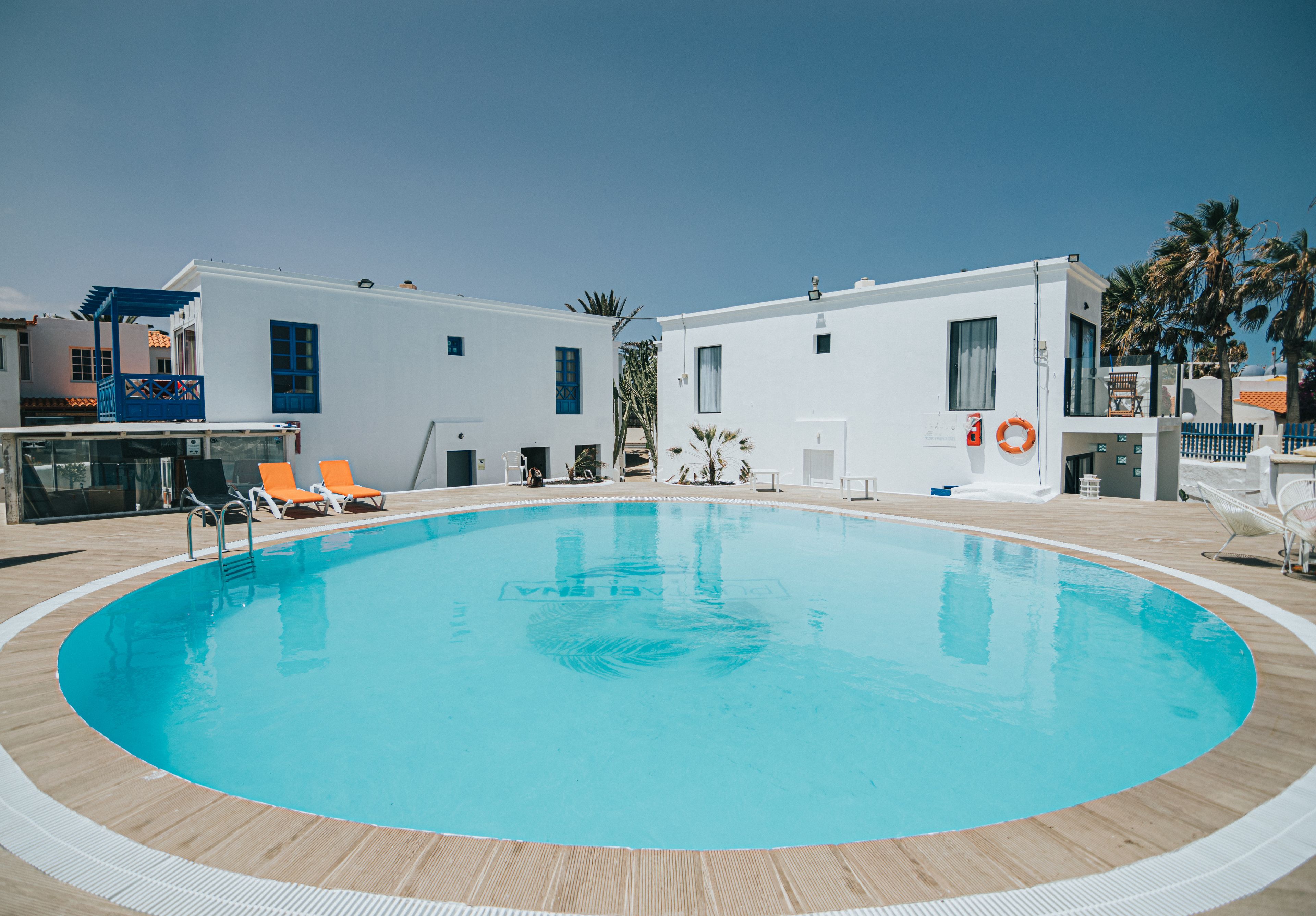 Una piscina al aire libre, tumbonas