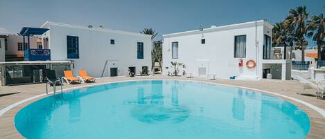 Outdoor pool, pool loungers