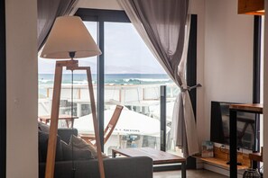 Apartamento Premium, 1 habitación, vistas al mar | Sala de estar | Una televisión de pantalla plana