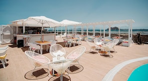 Outdoor pool, sun loungers - Punta Elena Beach (La Oliva)