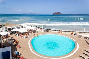 Una piscina al aire libre, tumbonas