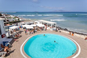 Utomhuspool och solstolar