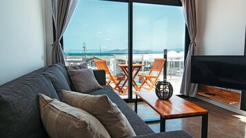 Premium-Apartment, 1 Schlafzimmer, Meerblick | Wohnzimmer | Flachbildfernseher