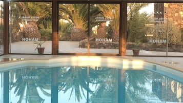 Una piscina cubierta (de 08:00 a 20:00), tumbonas