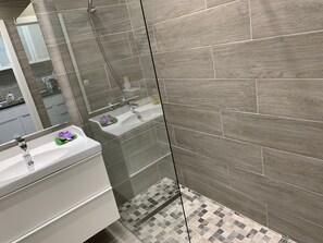 Deluxe-Bungalow, 1 Schlafzimmer, Poolblick | Badezimmer | Dusche, Toilettenpapier
