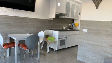 Bangalô luxo, 1 quarto, vista para a piscina | Cozinha privada | Geladeira grande, micro-ondas, fogão, cooktop