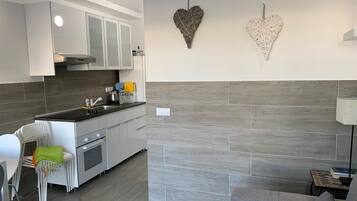 Bangalô luxo, 1 quarto, vista para a piscina | Cozinha privada | Geladeira grande, micro-ondas, fogão, cooktop