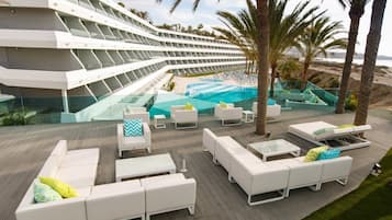 Una piscina al aire libre