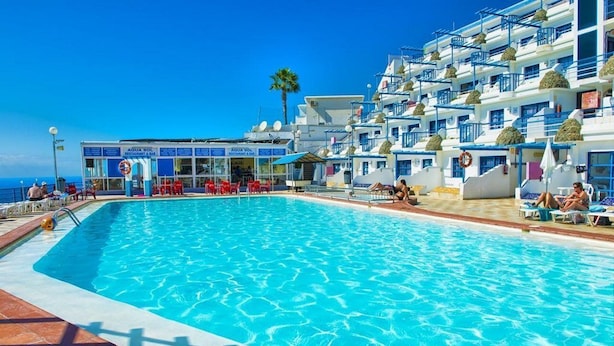 Outdoor pool, pool umbrellas, sun loungers - Apartamentos Aquasol (Mogan)
