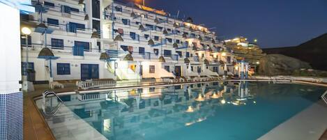 Ulkouima-allas, aurinkovarjoja, aurinkotuoleja