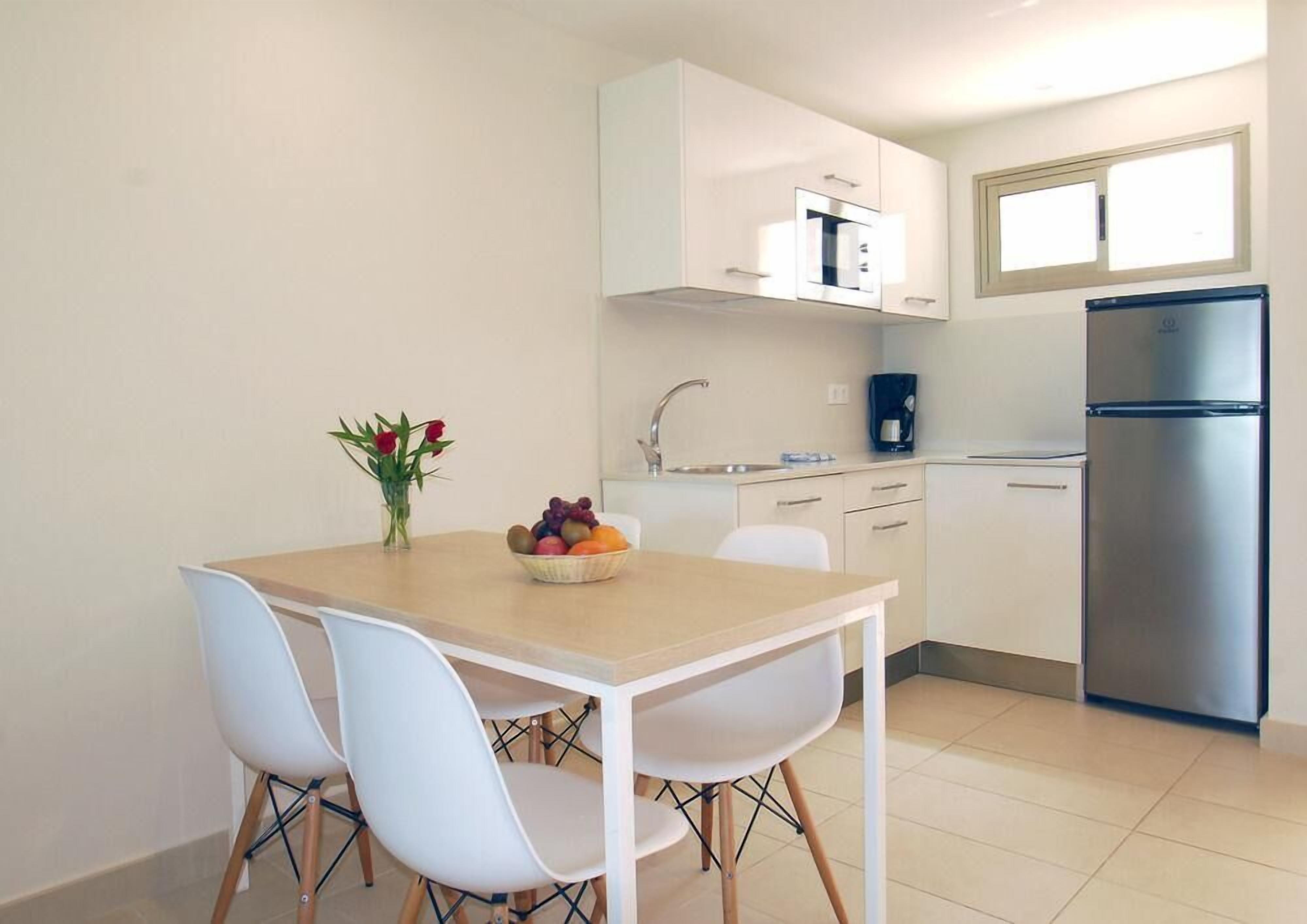 Großer Kühlschrank, Mikrowelle, Wasserkocher mit Kaffee-/Teezubehör