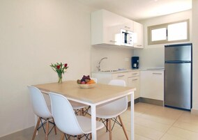 Frigorífico grande, microondas y cafetera o tetera