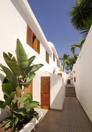 المنطقة المحيطة بالمنشأة