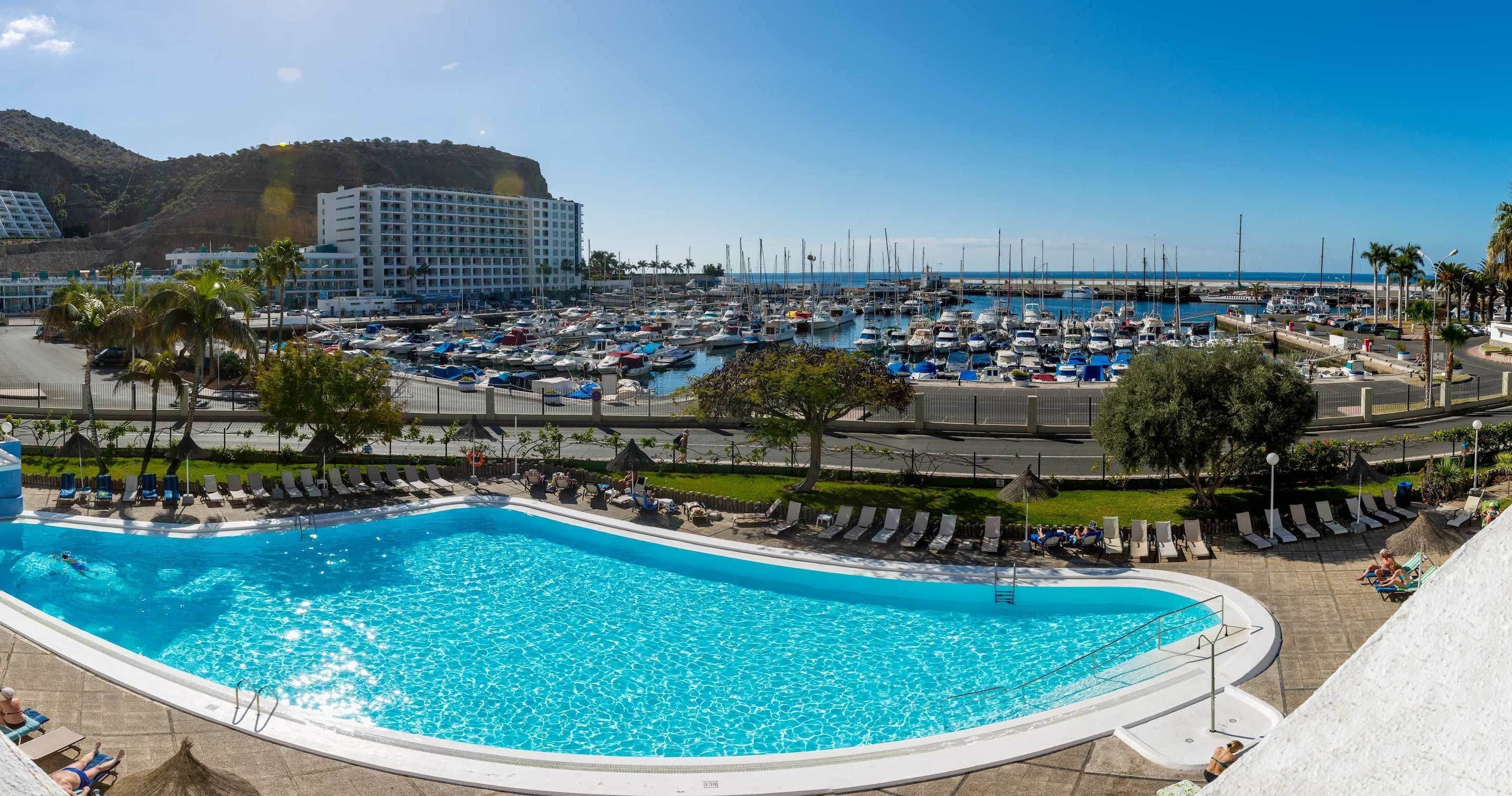 Hồ bơi ngoài trời, dù/ô trên bãi biển/hồ bơi, ghế dài tắm nắng 