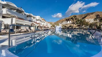 Utomhuspool, parasoller och solstolar