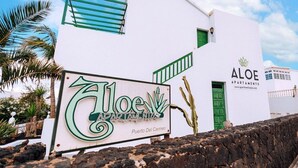 A building with a sign for 'Aloe Apartamentos' in Puerto Del Carmen. - Aloe (Puerto del Carmen)