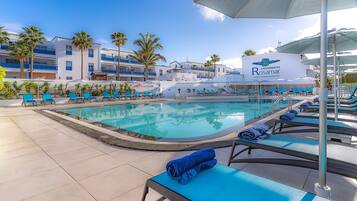 Piscina a l'aire lliure, para-sols i gandules