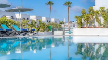 Piscine extérieure, parasols de plage, chaises longues