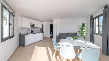 Villa, 2 habitaciones | Cocina privada | Cafetera o tetera, frigorífico, microondas y placa de cocina