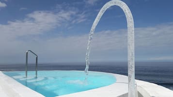 2 piscines extérieures