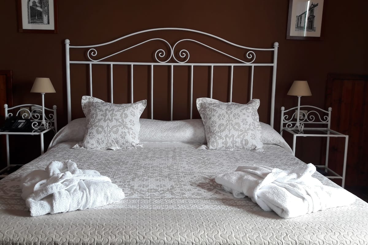 Habitación junior con 1 cama doble o 2 individuales, no fumadores, vistas al mar | Minibar, camas supletorias, wifi gratis y ropa de cama