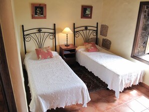 Dobbeltrom, bakgårdsutsikt | Safe på rommet, strykejern/-brett og barnesenger