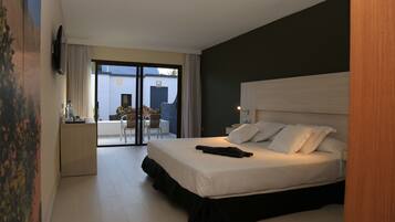 Double Room (Romantic Dream) | In-room safe, desk, blackout curtains, iron/ironing board