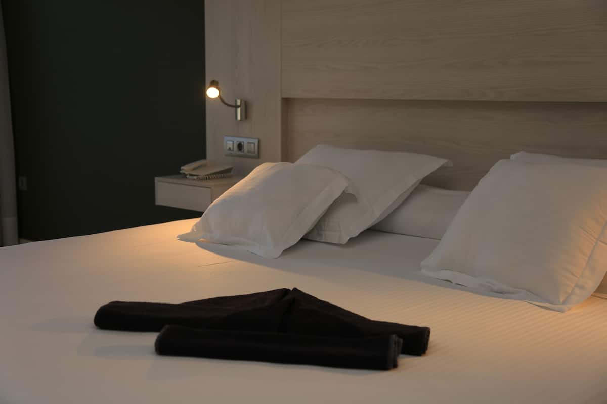 Kahden hengen huone (Romantic Dream) | Tallelokero huoneessa, työpöytä, pimennysverhot, silitysrauta/-lauta