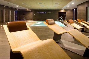 Een sauna, een bubbelbad, een stoombad, een Turks bad/hammam