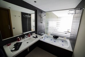 Tweepersoonskamer (Romantic Dream) | Badkamer | Een douche, gratis toiletartikelen, een haardroger, handdoeken