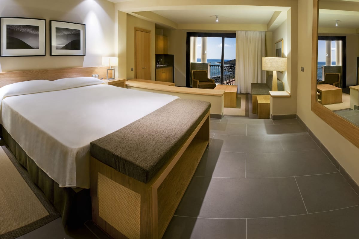 in-room safe, free wifi, bed sheets