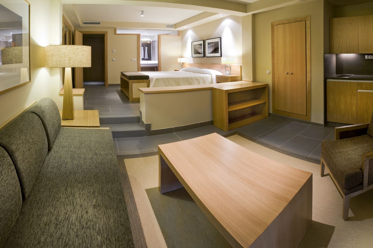 In-room safe, free WiFi, bed sheets